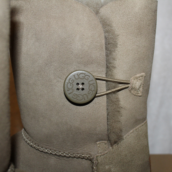 UGG BAILEY BUTTON SHORT WATER RESISTANT BOOTS - Picture 5 of 8